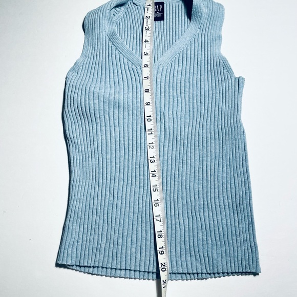 Gap, sleeveless sweater, V-neck size medium. - Picture 7 of 10